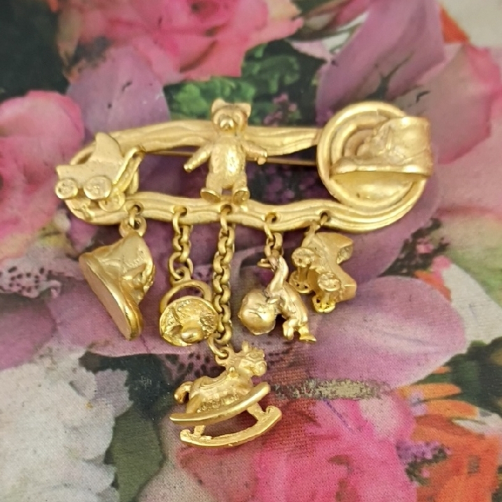❤️BLANCA NEW BORN BABY 8 CHARM GOLD TONE BROOCH PIN